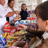Sale la comida chatarra de escuelas; vuelve por las rejas