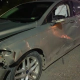 Deja saldo de dos heridos choque entre auto y moto