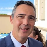 Propone senador exigir que funcionarios vivan en Mexico