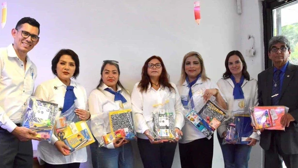 Entregan utiles escolares