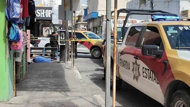 Hombre muere de infarto en la calle frente al mercado