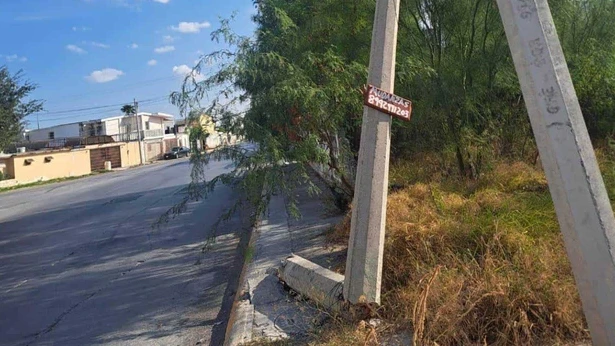 Demandan en la Country retiro de un poste de luz