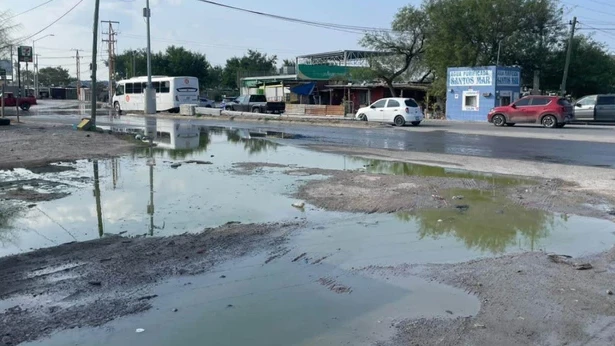 Entre aguas negras viven y transitan en colonia Juarez