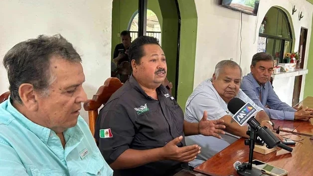 Van por bloqueo al puerto de Altamira