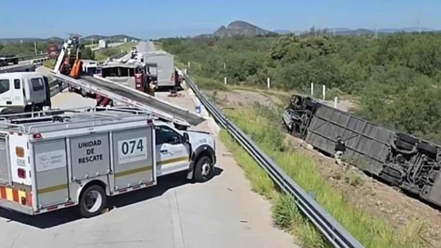 Vuelca camion de pasajeros en carretera de Sonora
