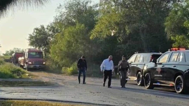 Joven muere calcinado al caer a canal con auto