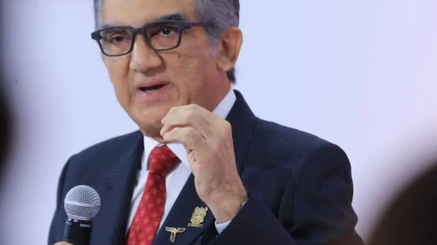 Llama Americo a frenar golpeteo entre aspirantes