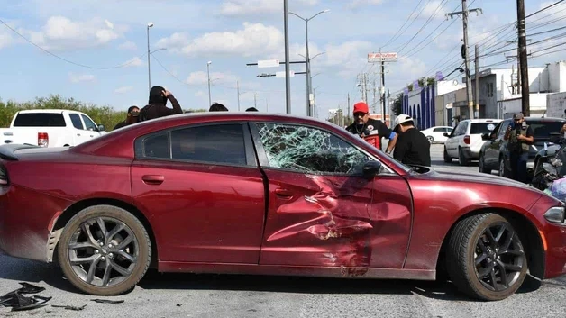 Se estampa motociclista contra auto deportivo