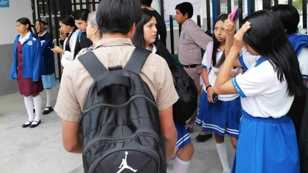 Clausuran otra secundaria por falta de maestros y luz