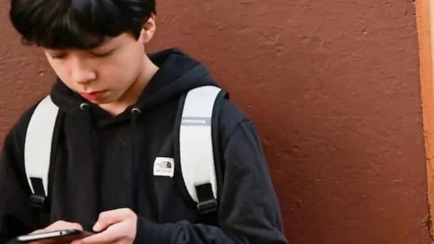 Prohibicion de celulares en primarias y secundarias para noviembre