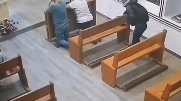 Roban bolso a feligresa al rezar en iglesia de Victoria