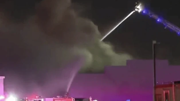 Incendio devasta bodega en Pharr