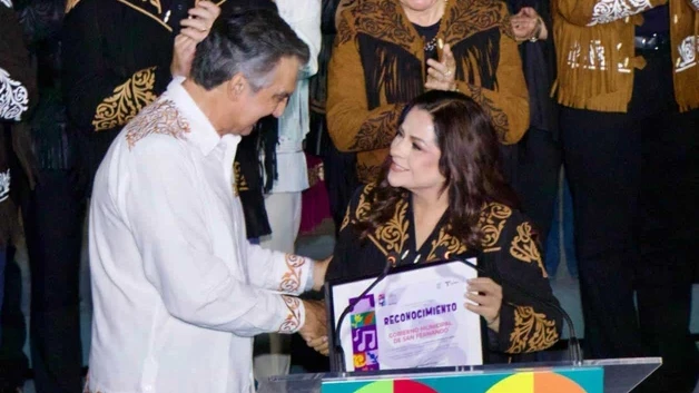 Recibe alcaldesa reconocimiento del gobernador