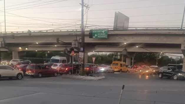Arman caos vehicular por fallas en semaforos
