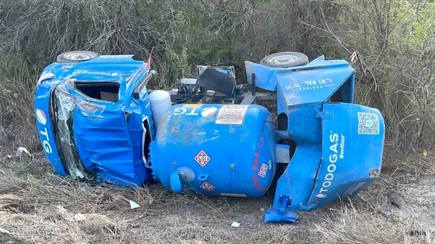 Vuelca pipa de gas en carretera Victoria-Matamoros