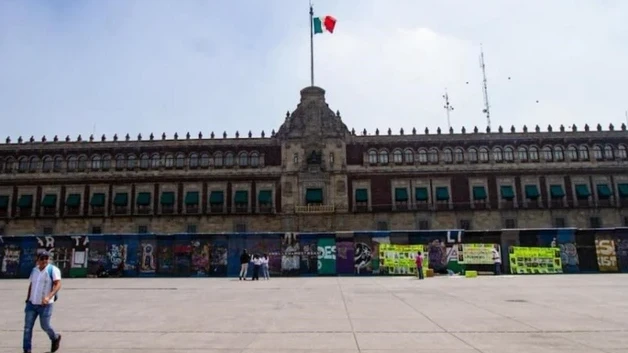 Blindan Palacio Nacional con vallas por el 2 de octubre
