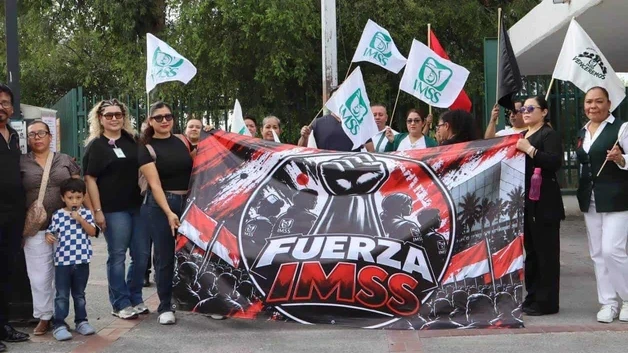 Exigen trabajadores del IMSS alza salarial del 10%