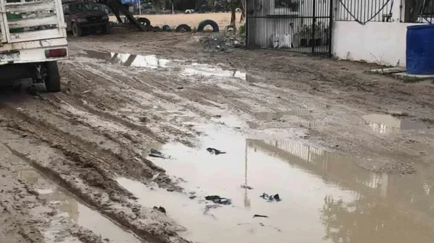El fango afecta movilidad de vecinos Bloqueados por lodo