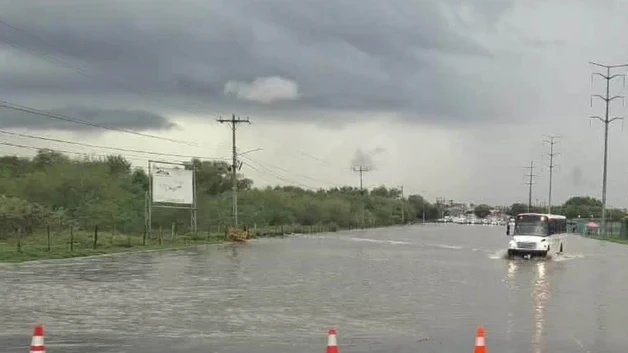 Lluvia inunda calles y cierra vialidades