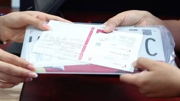 Entregarian autos nuevos con placas