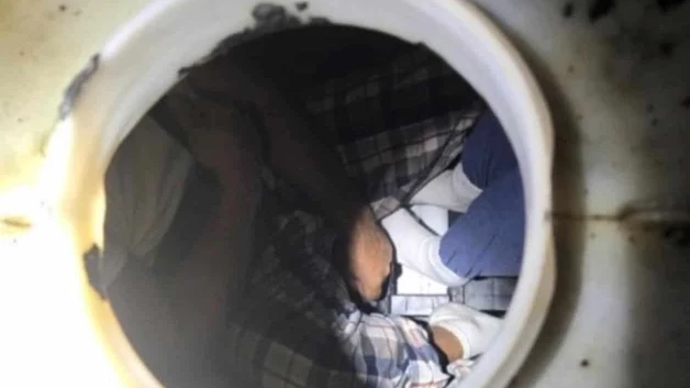 Rescatan 4 personas atrapadas en tanque de agua