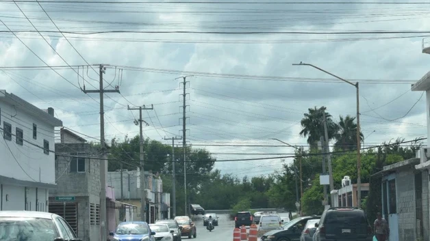 Reparan fugas, pero dejan grave peligro en la calle