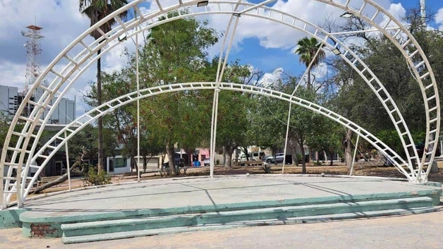 Sufren plazas p&uacute;blicas abandono municipal