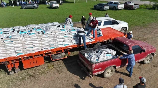 Concluyen entrega de fertilizantes a citricultores