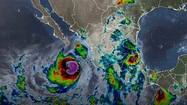 Rachel se intensifica a huracán categoría 2 en oceano Paciafico