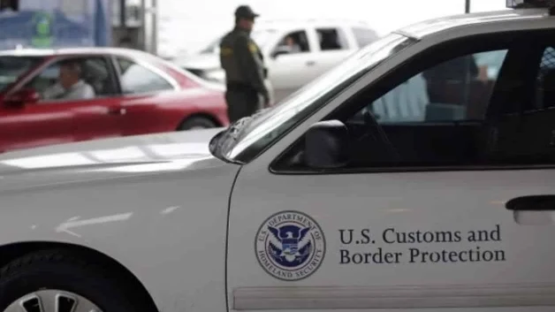 Arrestan a dos hombres de Uzbekistan en Texas