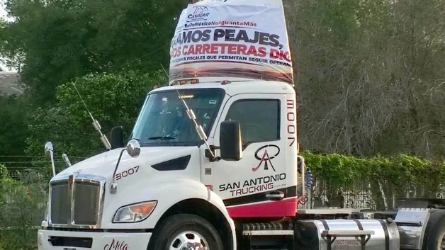 Acuerdan levantar paro de traileres tras dialogo con Segob