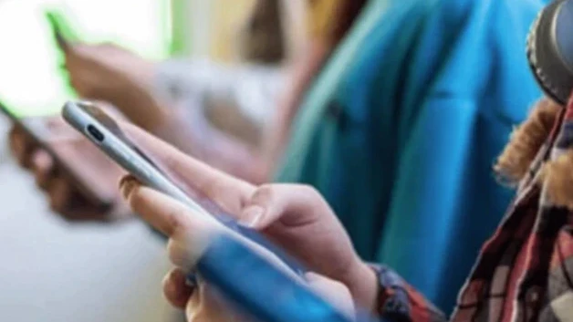Apoyan restricción a celulares en escuelas de la entidad