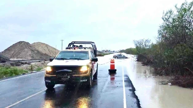 Lluvias golpean al norte y ponen en riesgo a viajeros