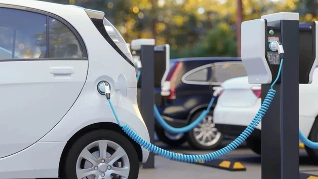Escasean cargadores para autos electricos