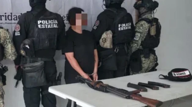 Detienen a mujer con fusil automatico en operativo en Concordia
