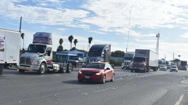 Saturan 180 traleres vialidades de Reynosa por paro nacional