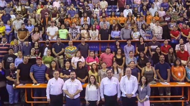 Avanzan con las becas mas de mil 300 alumnos