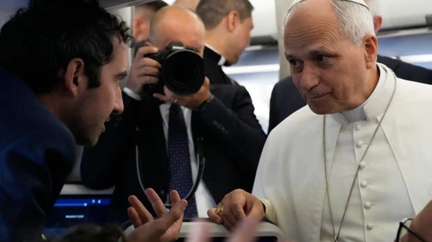 El papa Leon XIV defiende la prensa libre en su viaje a Francia