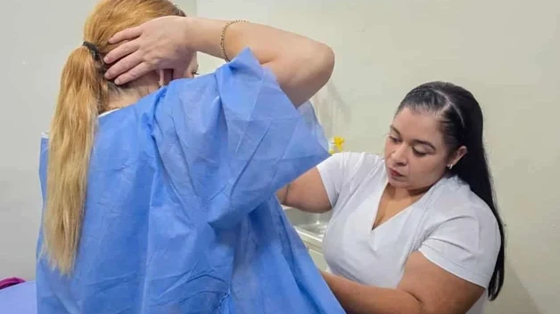 Llevan examen de mama a oficinas del Estado