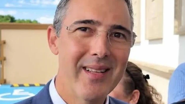 Propone senador exigir que funcionarios vivan en Mexico