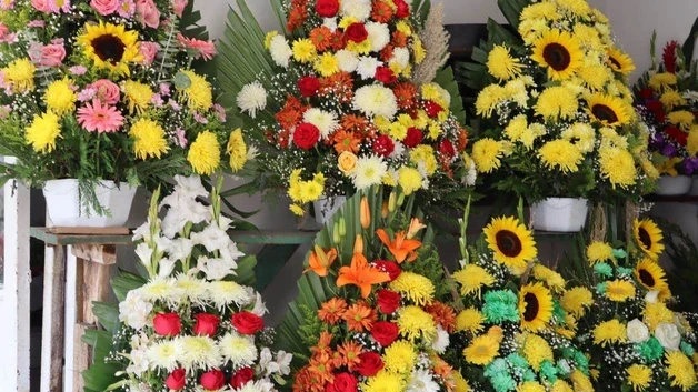 Se preparan floristas por el Dia de Muertos