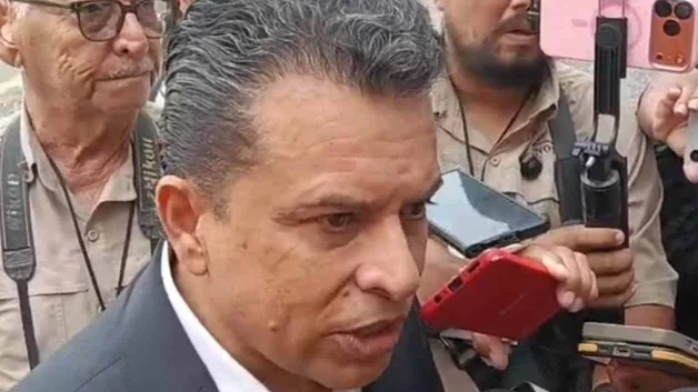 Pide Lalo Gattas licencia a la alcaldi de Victoria