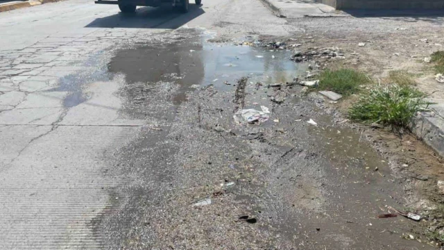 Exigen solución a brote aguas de una alcantarilla