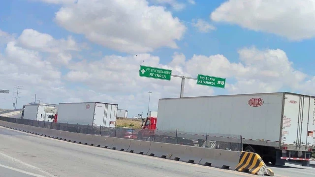 Fallas y revisiones colapsan cruce Reynosa-Pharr