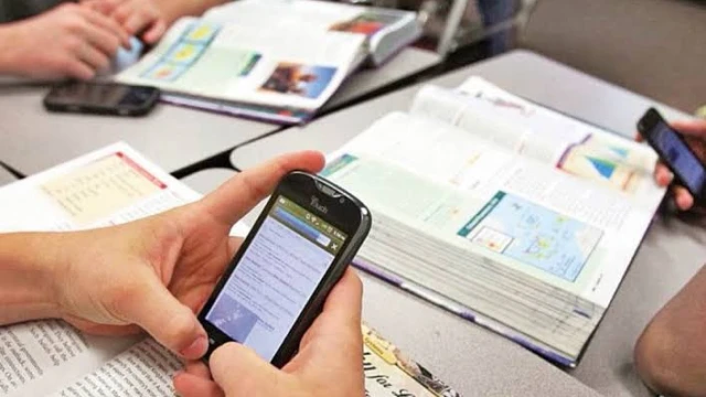 Consultarán a maestros sobre celular en escuelas: Sheinbaum