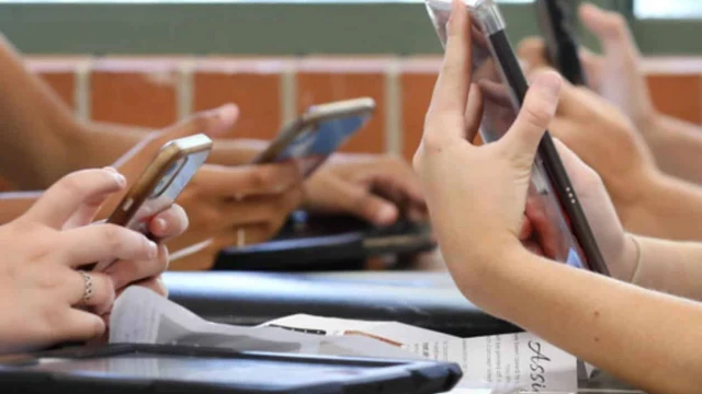 Analizan prohibir el uso de celulares en escuelas