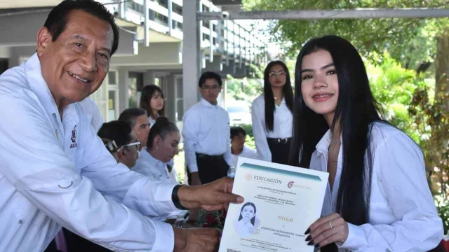 CETIS 71 Reynosa premia a jóvenes con títulos técnicos