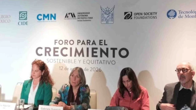 Economistas piden revisar políticas para acelerar el PIB