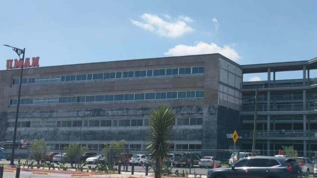Estudiante cae de tercer piso en universidad