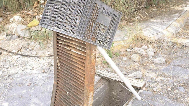 Alertan por una reja de drenaje dañada